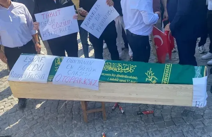 Kemeraltı esnafından Cemil Tugay'a tabutlu tepki