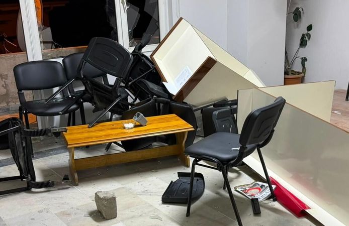 AK Parti binasına saldırı!