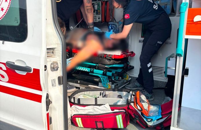 Motosiklet önce servise ardından tıra çarptı