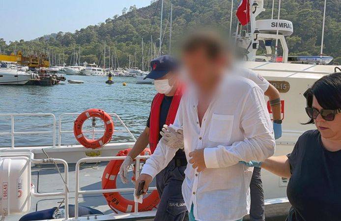 Karaya oturan gezi teknesinde 11 kişi kurtarıldı