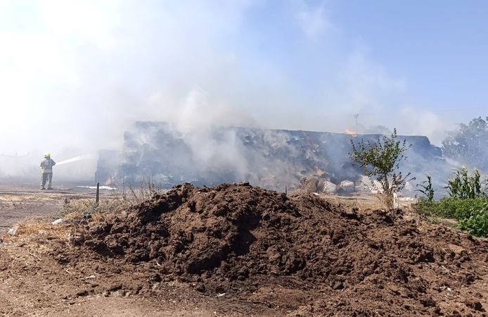 Gönen’de alevler çiftliğe sıçradı: 90 ton saman kül oldu