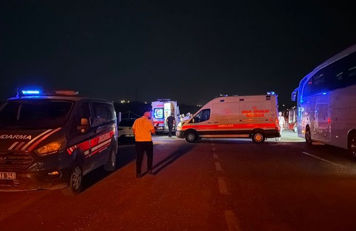 Ahlat dönüşü feci kaza: 13 kişi yaralandı