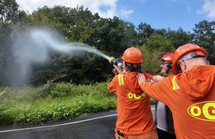 Gazeteciler bu kez yangına müdahale etti