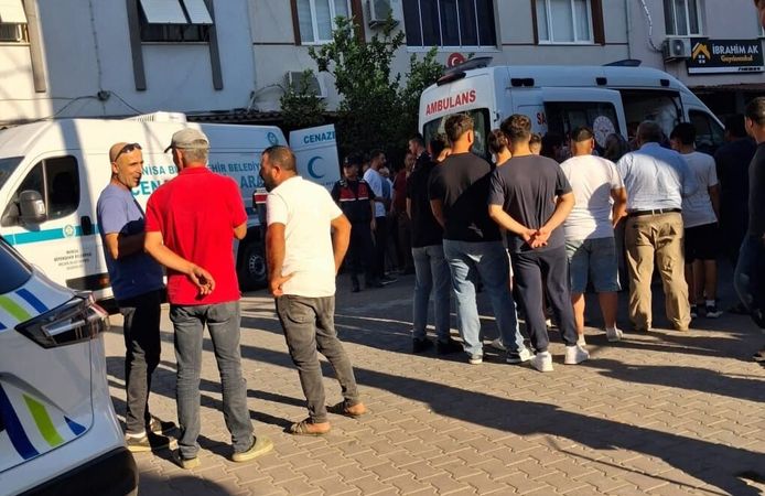 Gölmarmara’da berber dükkanına silahlı saldırı