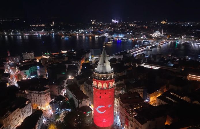 Galata Kulesi’nde 30 Ağustos’a özel Türk bayrağı