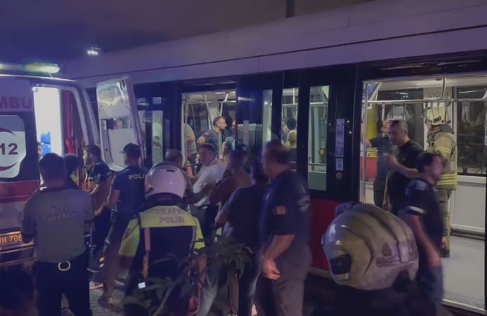 Zeytinburnu’nda tramvaylar kafa kafaya çarpıştı: 11 yaralı