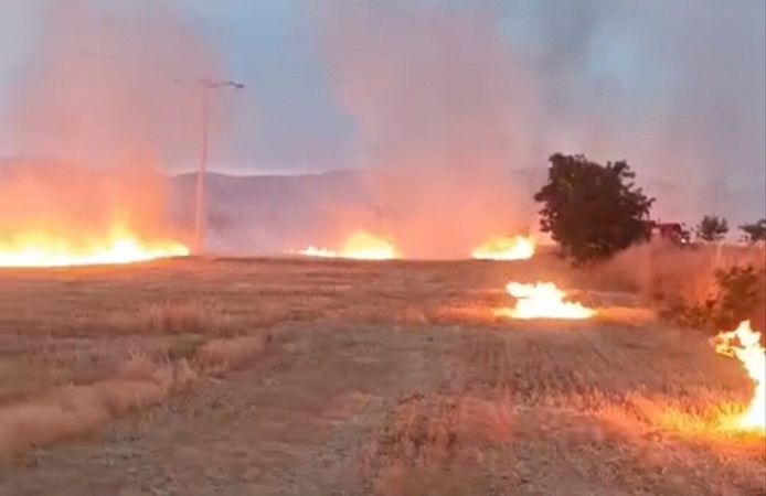Konya’da anız yangınları geceyi alevlere teslim etti