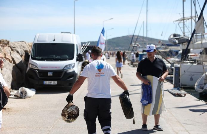 Çeşme kıyılarında temizlik