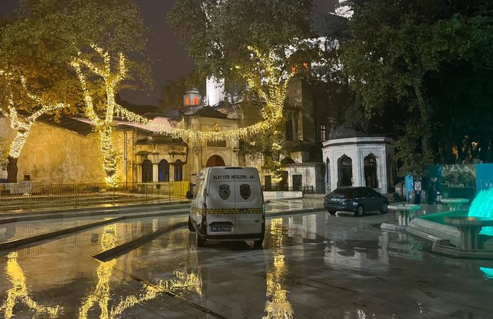 Eyüpsultan Camii'nde namaz sırasında silahlı tartışma: 2 gözaltı