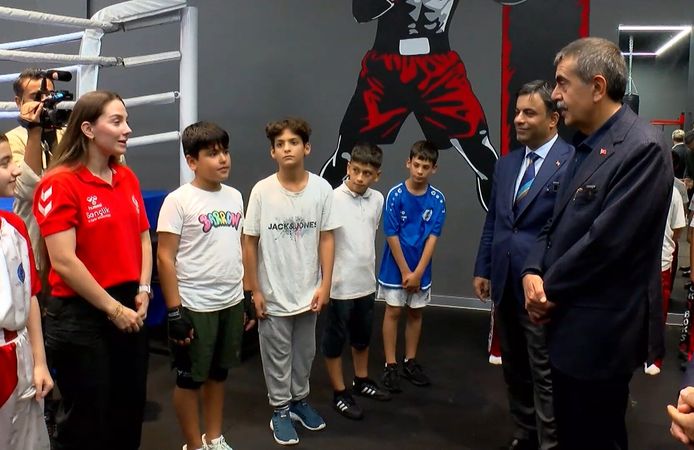 Yusuf Tekin’den Bağcılar’da Göztepe Spor Kompleksi ziyareti
