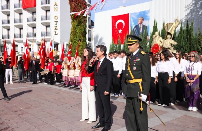 Çeşme’de Cumhuriyet coşkusu meydanlara taştı