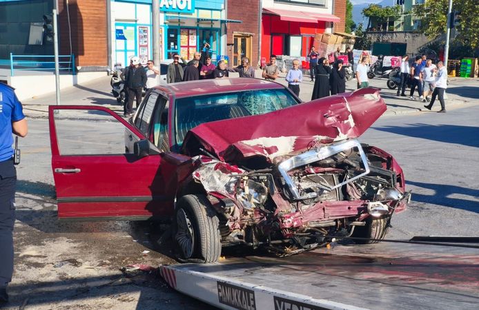 Denizli’de otomobil ile halk otobüsü çarpıştı: 2 yaralı