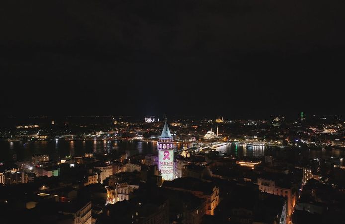 Galata Kulesi pembe renge büründü