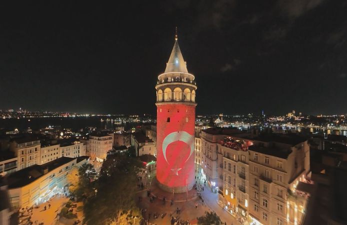 Galata Kulesi Türk bayrağıyla ışıklandırıldı