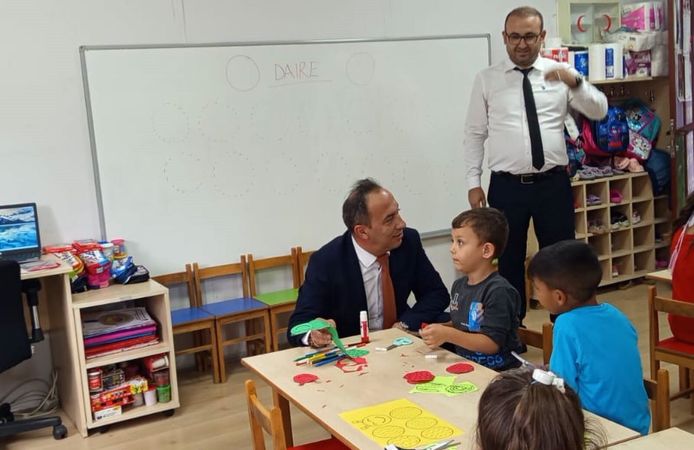 İlçe müdürü öğrencilerin oyununa ortak oldu