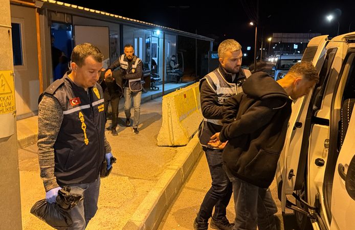 Kendilerini polis olarak tanıtan 3 şüpheli yakalandı