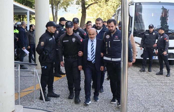 Milas Belediyesi soruşturmasında 20 şüpheli adliyede!