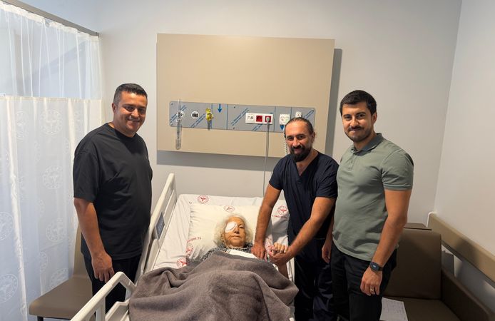Marmaris’te 93 yaşındaki hastaya başarılı katarakt ameliyatı