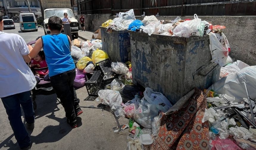 Buca’da çöp dağları büyüyor: İşçiler 3 gündür iş bırakıyor