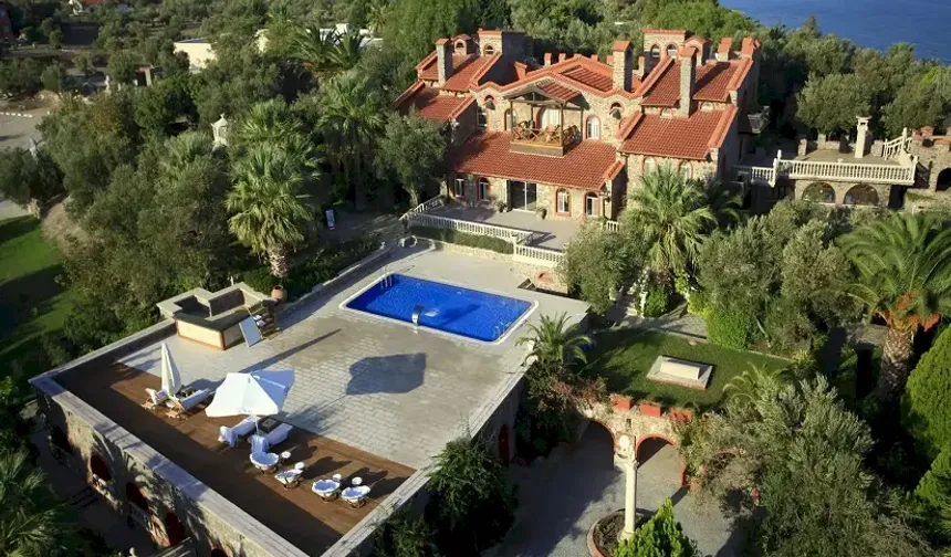 Bir otel, bir ada, sessizliğin zirvesi: Ege’de bu cennet nerede?