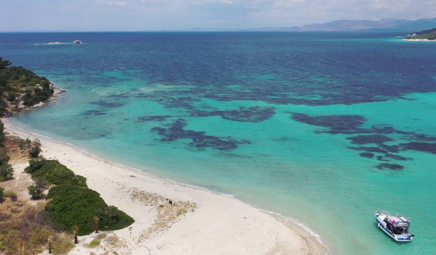 Plajıyla Yunan Adaları'nı solladı! Turistler teknelerle İzmir’in bu adasına akın ediyor