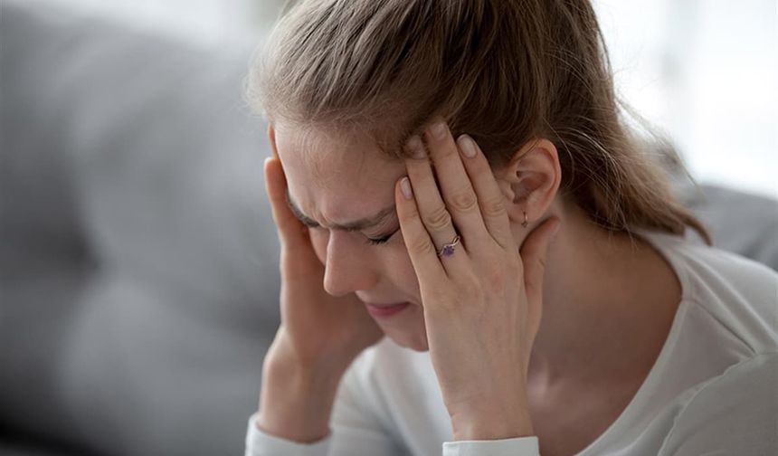 Baş ağrısı ciddiye alınmalı: Hangi belirtiler tehlikeye işaret ediyor?