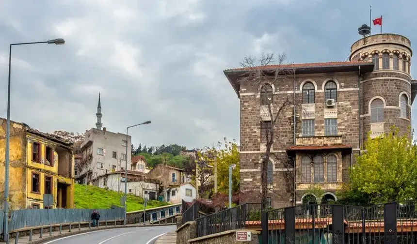 İzmir’in saklı hazinesi: Önünden geçmeyin, içini keşfedin!