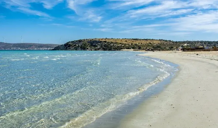 Çeşme'nin en gözde plajı oldu: Berrak denizi ipek gibi kumsalıyla ailelerin akınına uğruyor