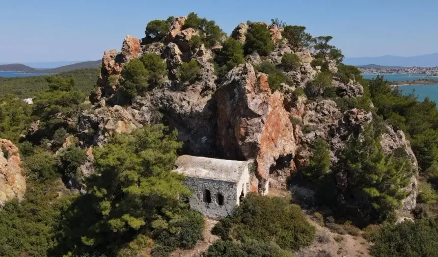 Ege'de sessizliğin içinde uğuldayan bir sır… Bu ada tatilcileri mest ediyor