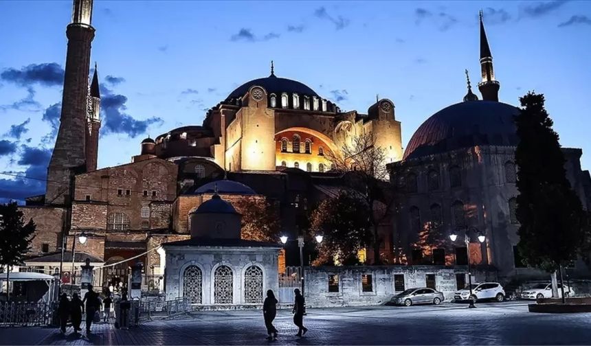 Ayasofya Camii’nde halıya ateş! Kundaklama girişiminin detayları ortaya çıktı