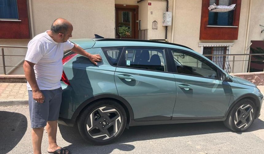 Kavga eden genç arabaya yumruk attı: Araç sahibi isyan etti