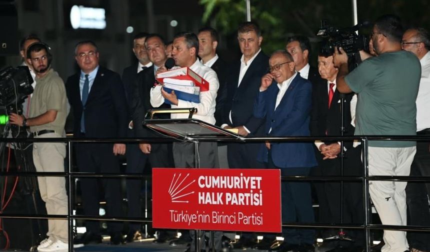 Panokartla dikkat çeken miting: Özel'den flaş açıklamalar