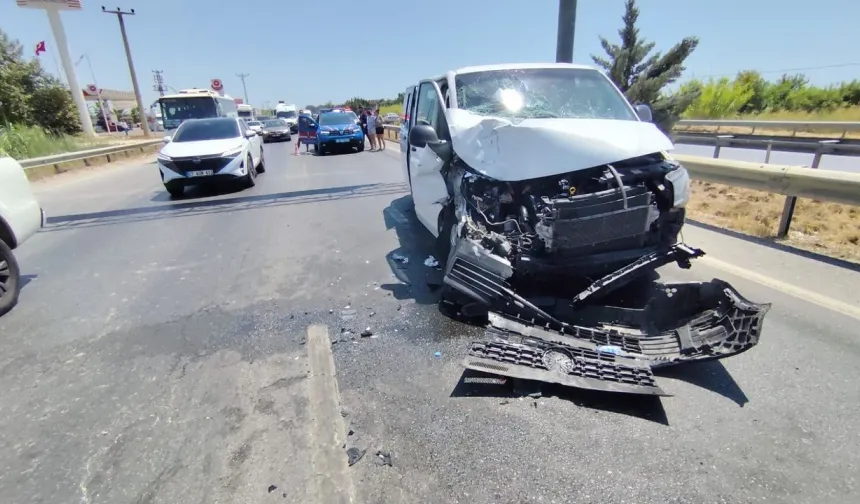Manavgat’ta zincirleme kaza: Tur minibüsü otobüse çarptı!