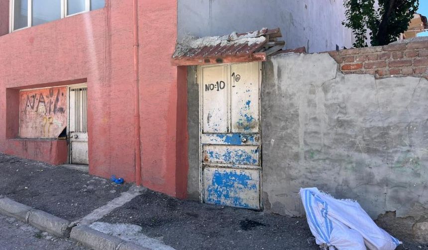 Erkek dehşeti! Sokak ortasında eşini acımadan darp etti