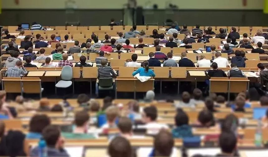 Öğrencilere müjde! Üniversite eğitimi süresi kısalıyor: 2030 yol haritası açıklandı