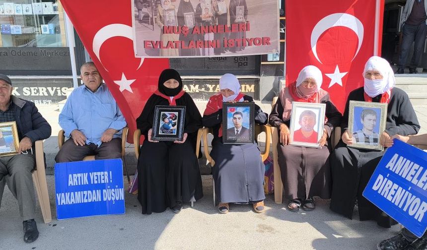 DEM Parti önünde evlat nöbeti: PKK’ya karşı direniyor!
