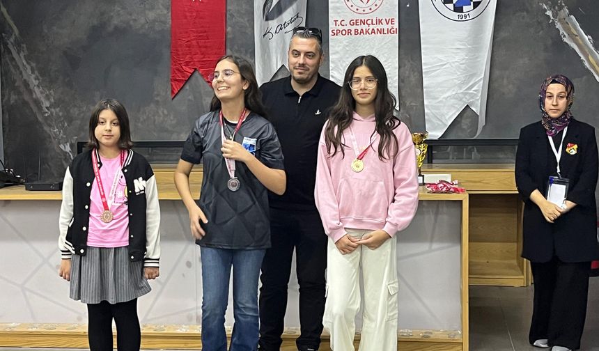 Çeşme Belediyesporlu sporculardan satrançta çifte zafer