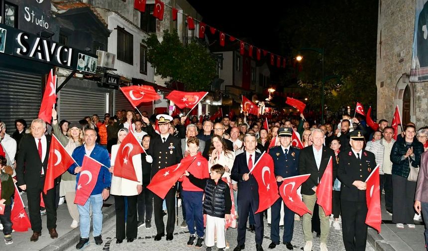 Çeşme’de Cumhuriyet Bayramı coşkusu Fener Alayı İle doruğa ulaştı