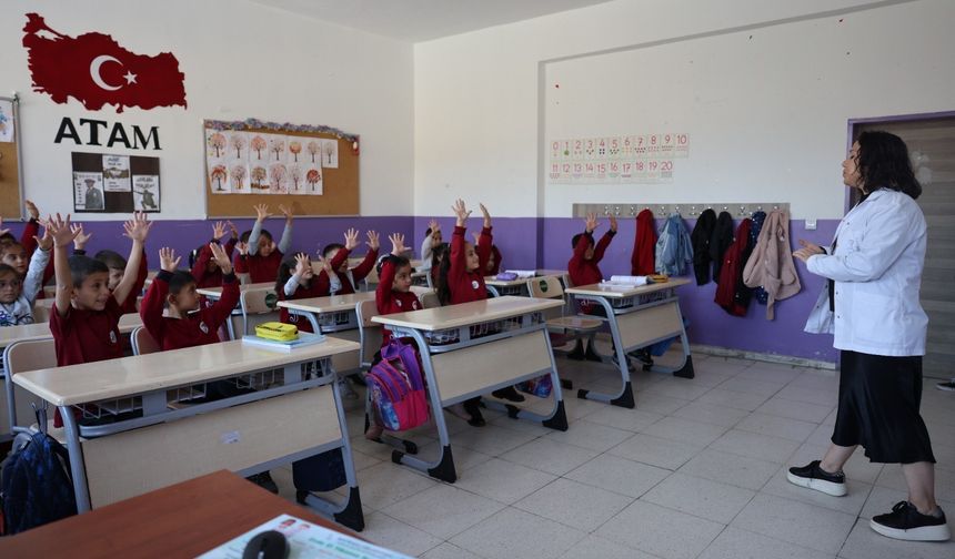 Dünya El Yıkama Günü’nde anlamlı etkinlik: Bayraklı’dan çocuklara hijyen eğitimi