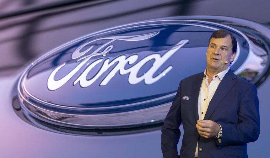 Ford CEO’su Jim Farley oğluna ellerini kullanmayı öğretti!