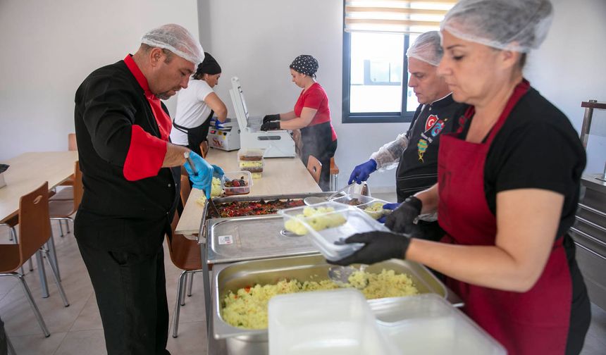 Güzelbahçe’de dayanışma mutfağı her gün sofraları ısıtıyor