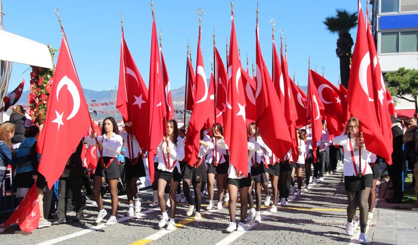 İzmir’de Cumhuriyet’in 102. yılı coşkuyla kutlandı