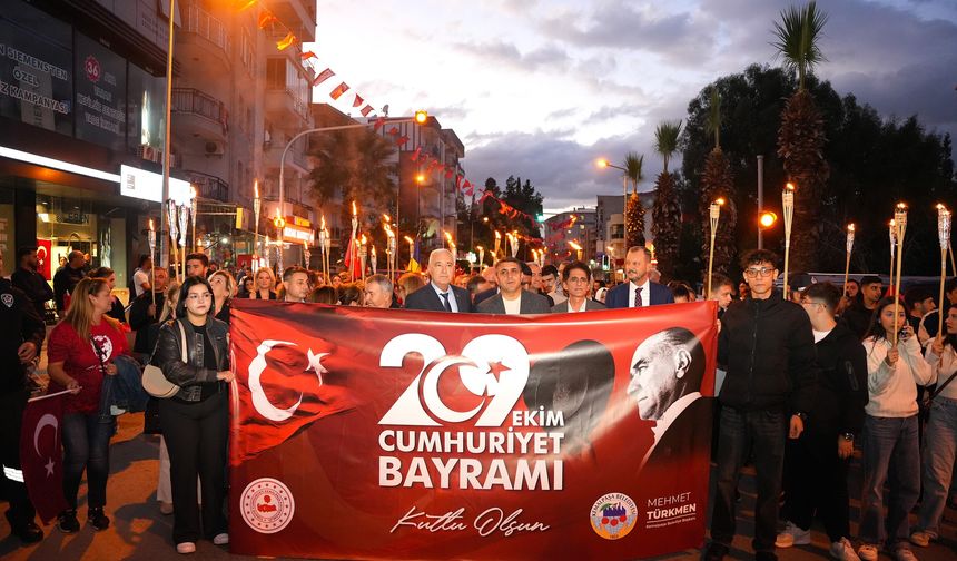 Kemalpaşa’da fener alayıyla Cumhuriyet ışığı