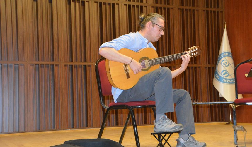 15 yıllık gitar tutkusu sahneyi salladı