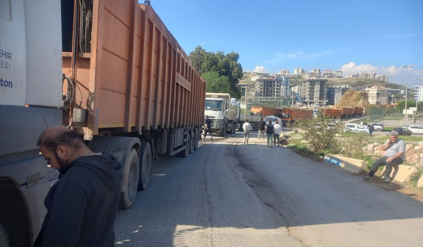 Çiğli’de çöp krizi! Belediye ve halk yolu kapattı