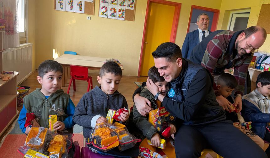 İzmir Ülkü Ocakları’ndan okullara destek: İlk tadilat başladı