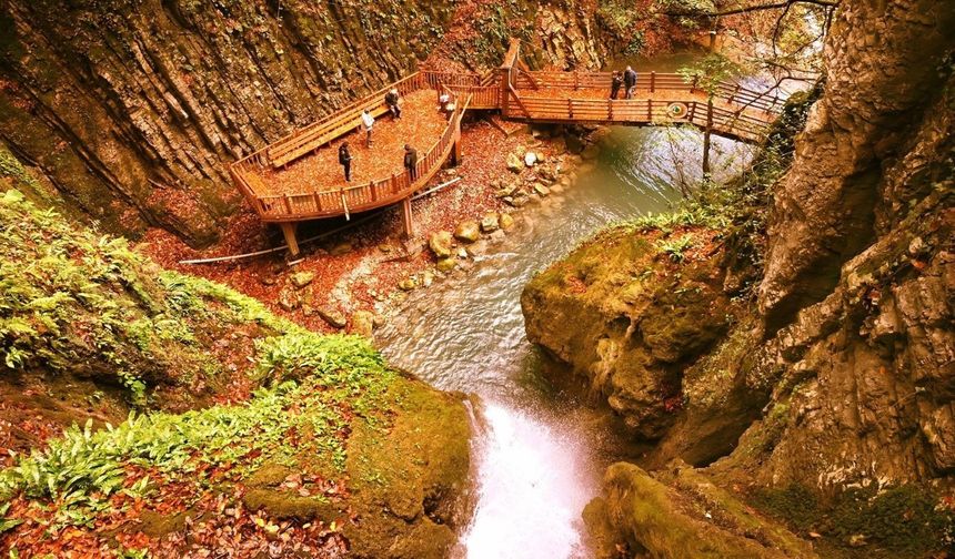 Sonbaharın en fotojenik noktası: Aktaş Şelalesi