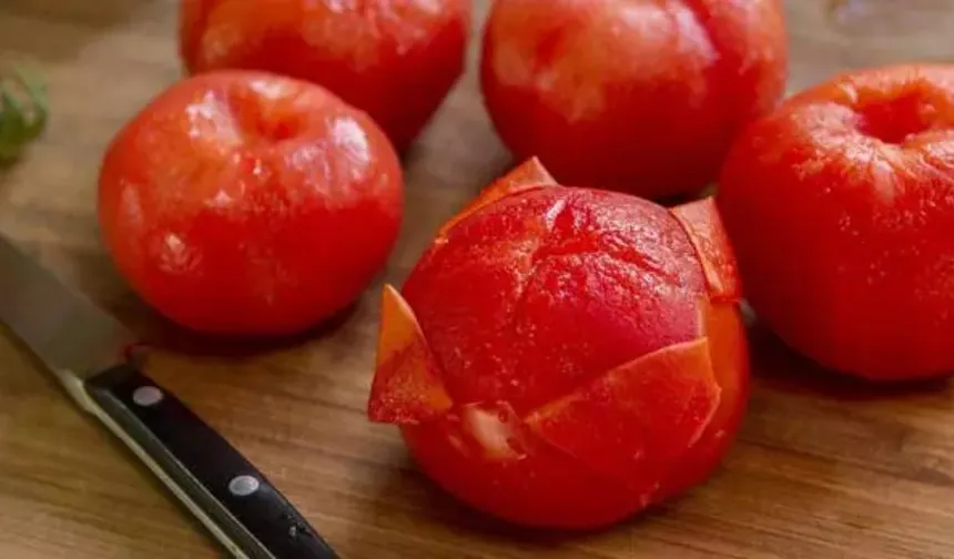 Domatesin kabuğunu zar gibi soymanın en pratik yolu şaşırtıyor!