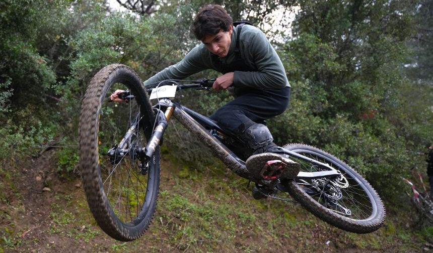 Kemalpaşa’da enduro dağ bisikleti yarışı nefes kesti!