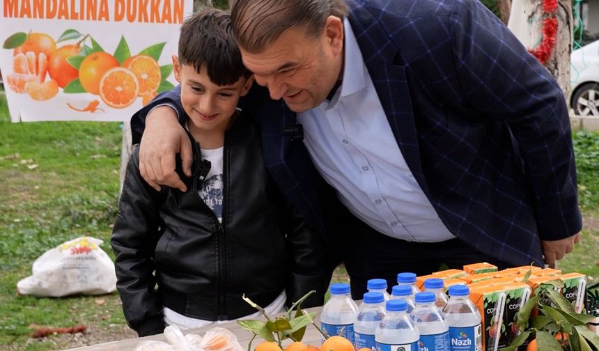 Seferihisar’da 9 yaşındaki Ferit’in mandalina standı büyük ilgi görüyor